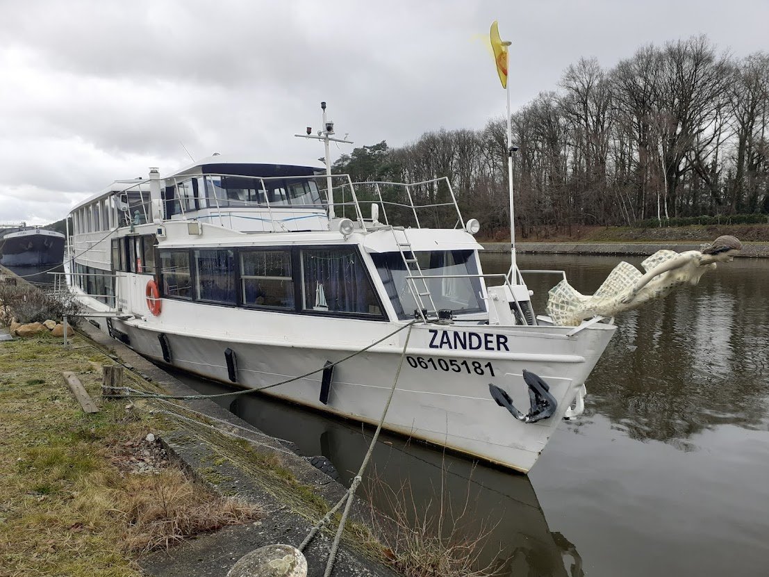 De Zander vanaf de voorsteven, afgemeerd