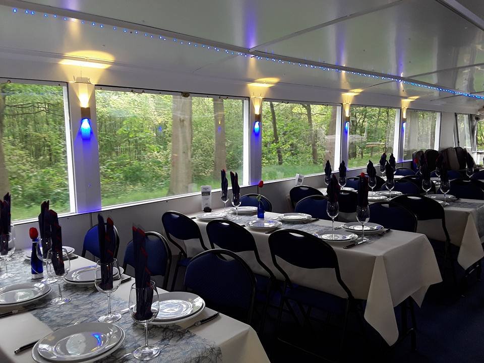 Bovendek met ingedekte tafels voor diner