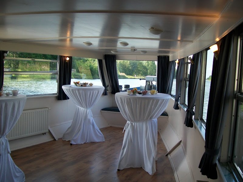 Statafels met witte rokken voor receptie of borrel