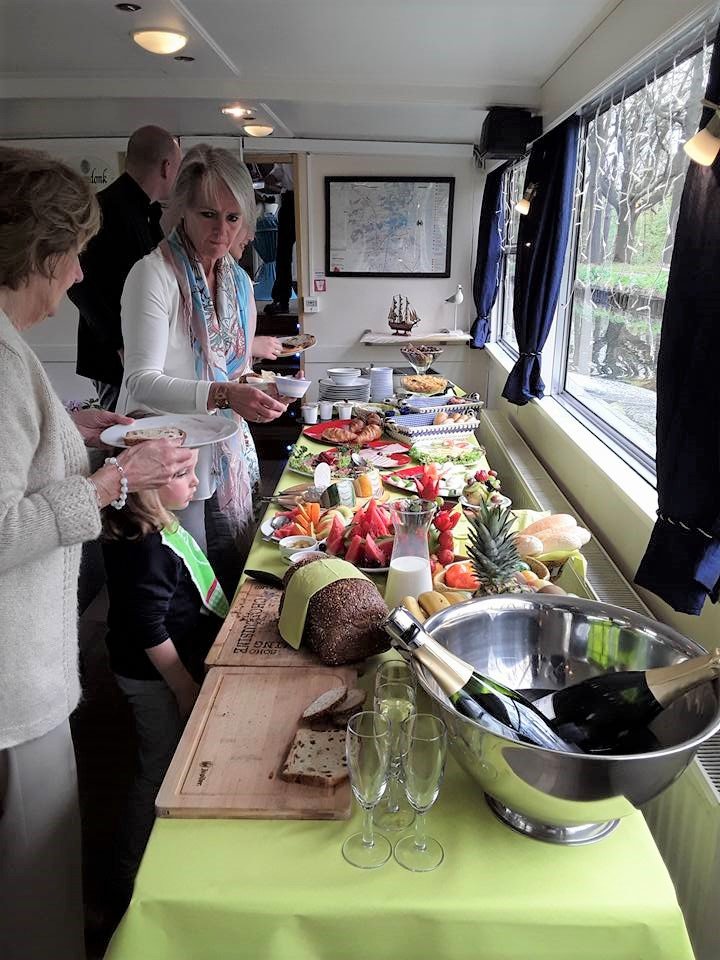 Brunchopstelling aan boord met buffet en gasten